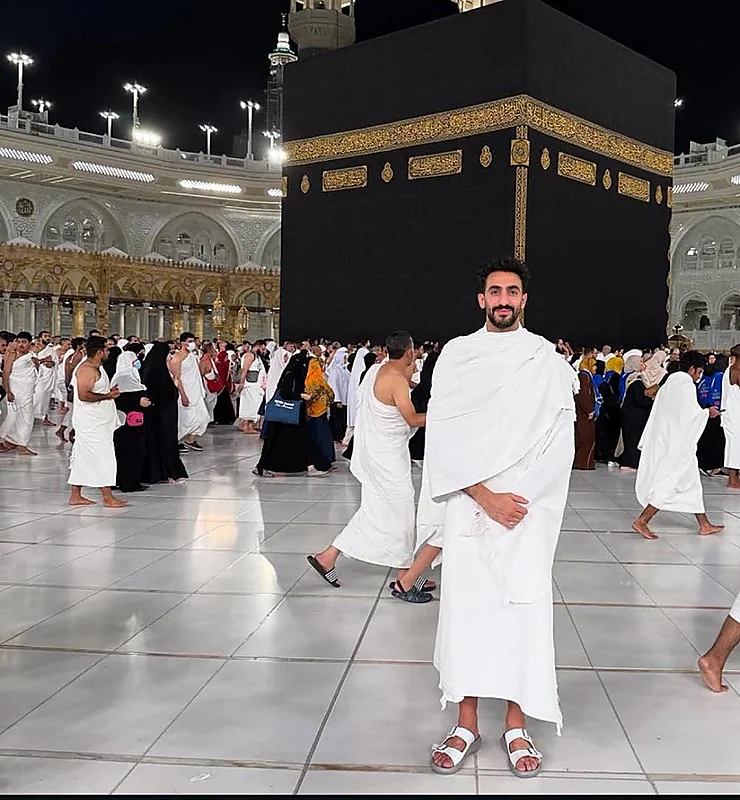 نواف العقيدي يؤدي مناسك العمرة.. صورة