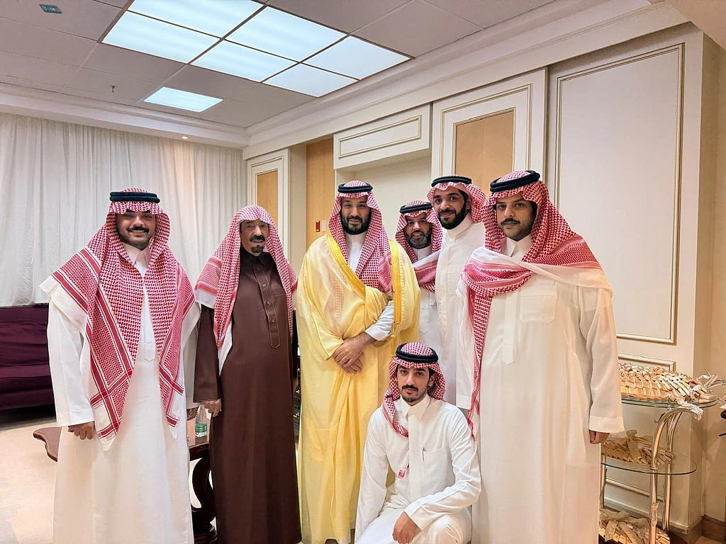 ولي العهد يزور الشيخ بدر بن الدويش للاطمئنان على صحته