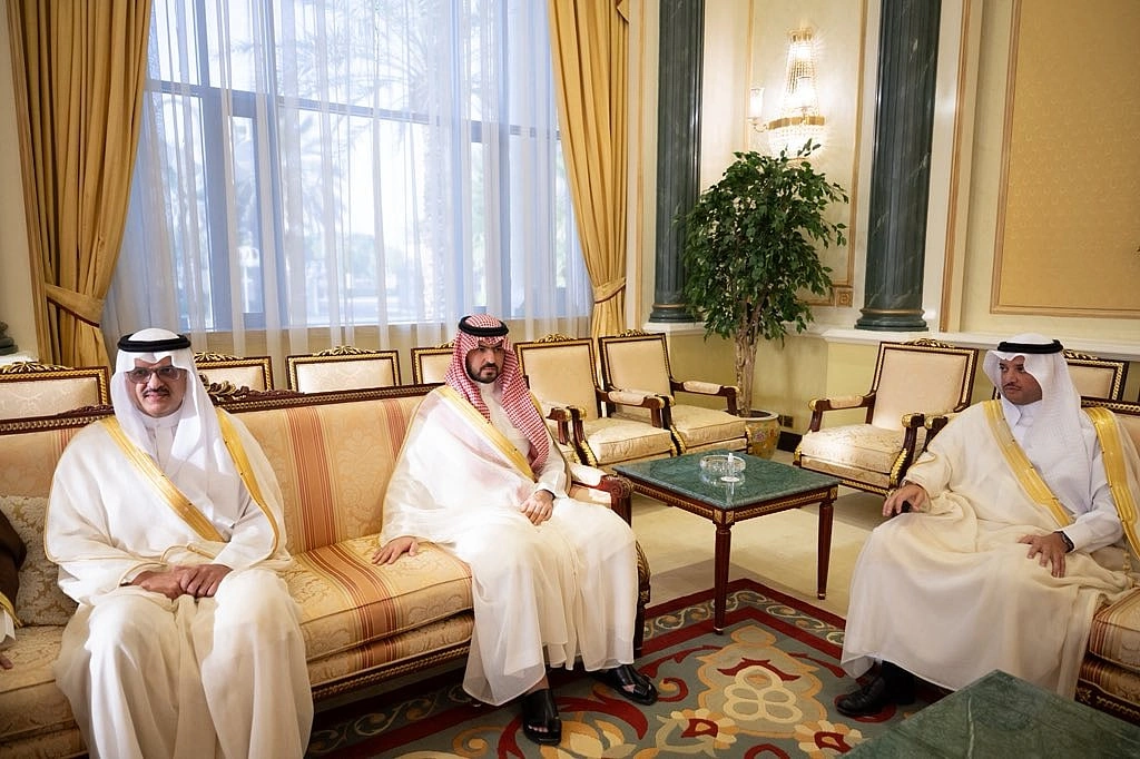 الأمير تركي بن محمد ينقل تعازي القيادة في وفاة الشيخ علي عبدالله الأحمد الأمير تركي بن محمد ينقل تعازي القيادة في وفاة الشيخ علي عبدالله الأحمد