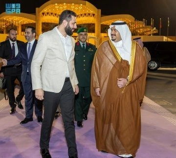 أحمد الشرع يغادر الرياض ونائب أمير المنطقة في مقدمة مودعيه أحمد الشرع يغادر الرياض ونائب أمير المنطقة في مقدمة مودعيه