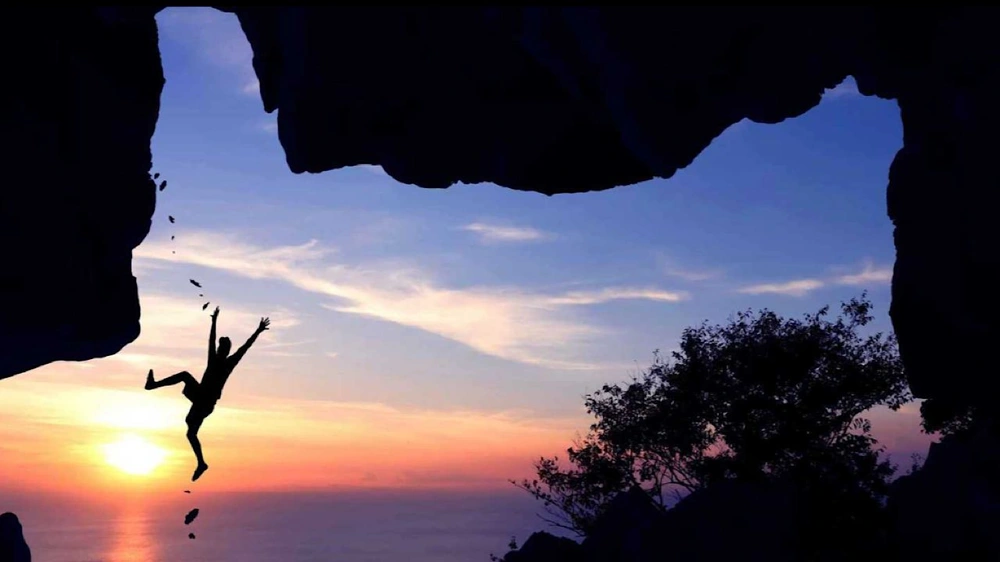 وفاة مأساوية لمراهقة سقطت من ارتفاع 30 مترًا أثناء التقاط صورة للغروب وفاة مأساوية لمراهقة سقطت من ارتفاع 30 مترًا أثناء التقاط صورة للغروب