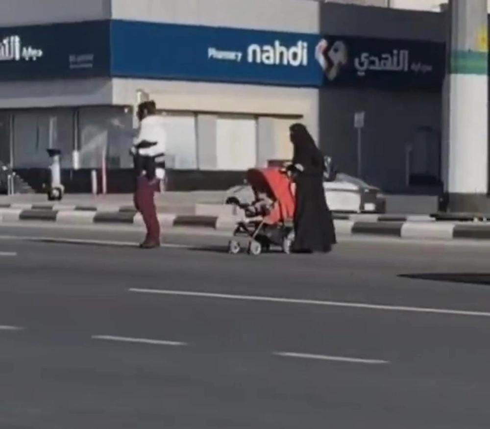 رجل أمن , مساعدة مرأة وأطفالها, مقطع فيديو, عبور الشارع