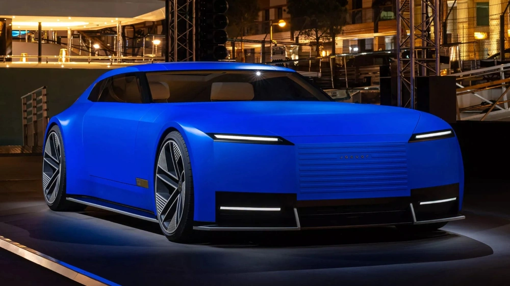 شركة جاكوار , السيارات السيدان الفاستباك , السيارة