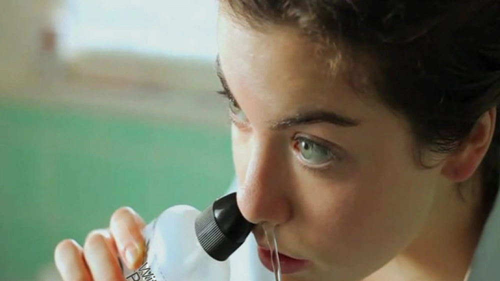 غسل الأنف بمحلول ملحي يسرع التعافي من نزلات البرد والإنفلونزا