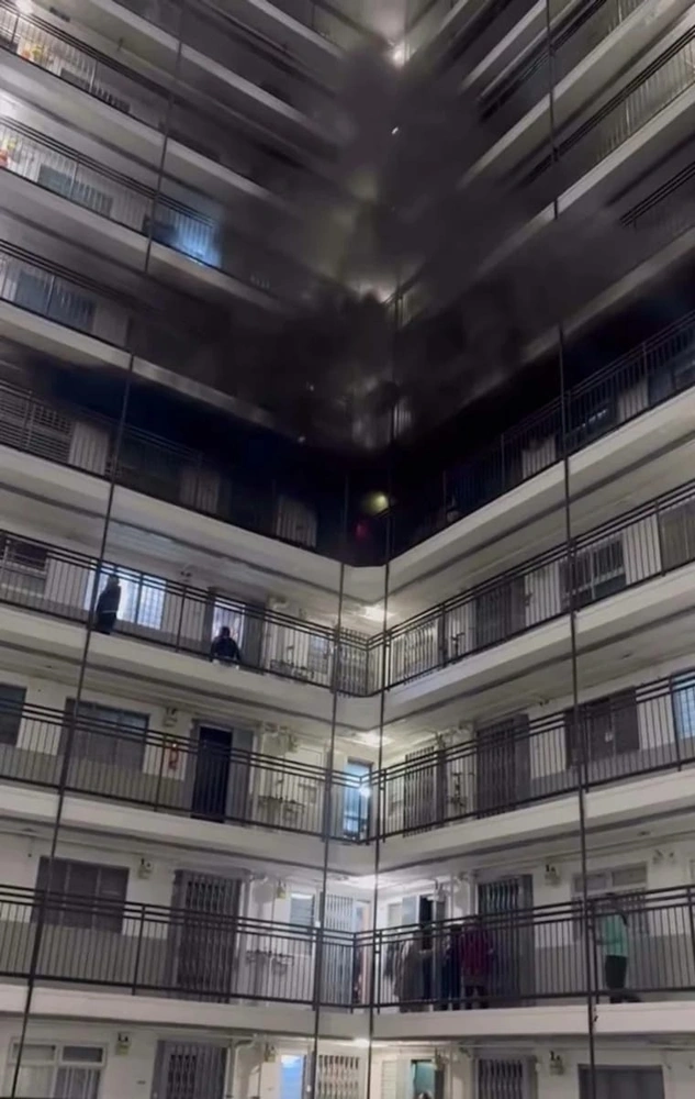 حريق , هونغ كونغ, ماس كهربائي, إصابة أربعة أشخاص,شاحن هاتف