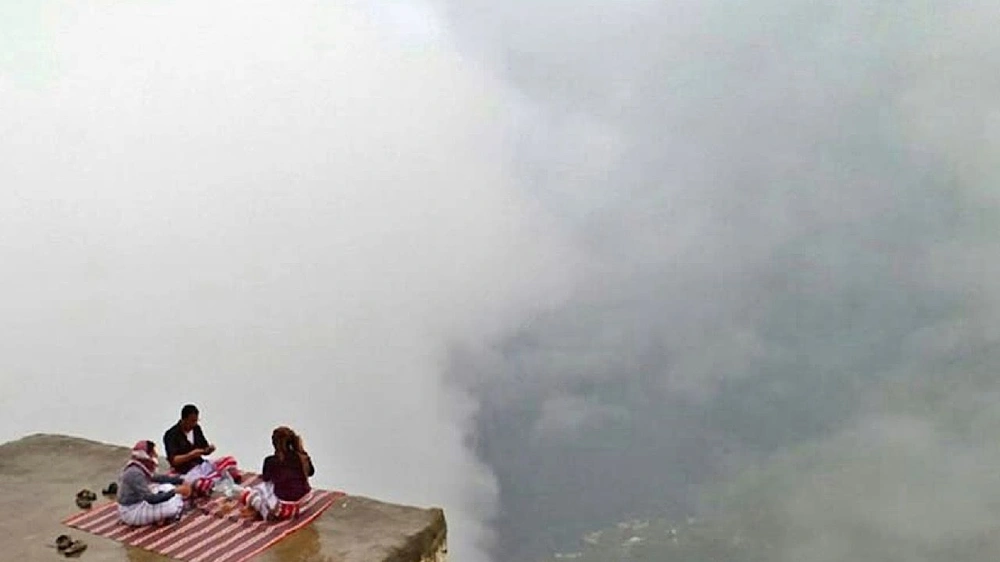 عبدالله المسند &nbsp;, &nbsp;ضباب الجنوب &nbsp;, سحاب , تضاريس