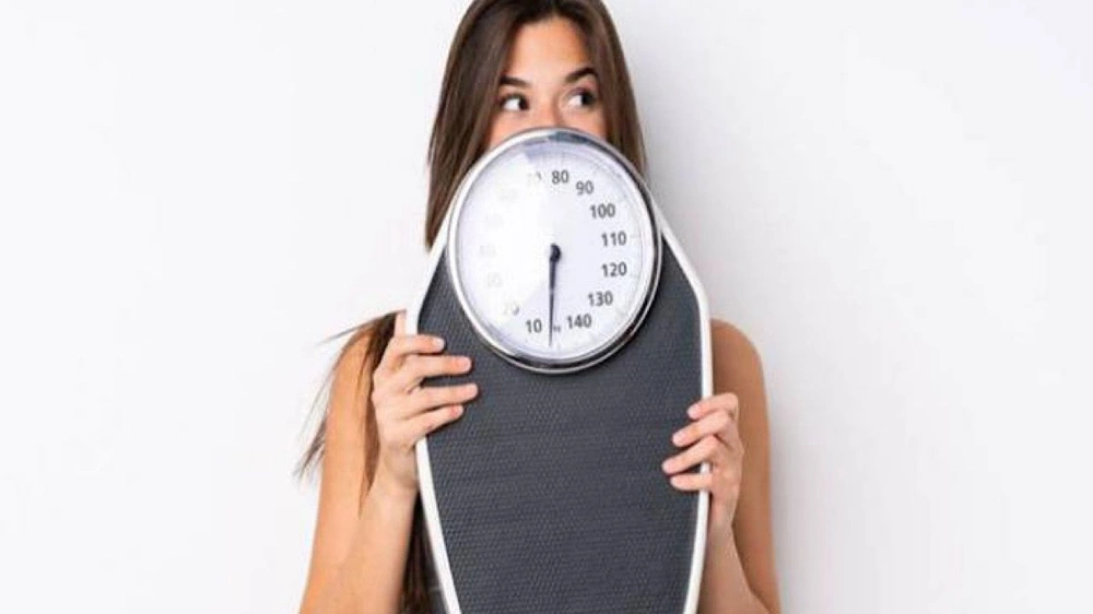 تقلب الوزن, تغيّر الوزن اليومي, احتباس السوائل, فقدان السوائل, أسباب زيادة الوزن المؤقتة, الميزان