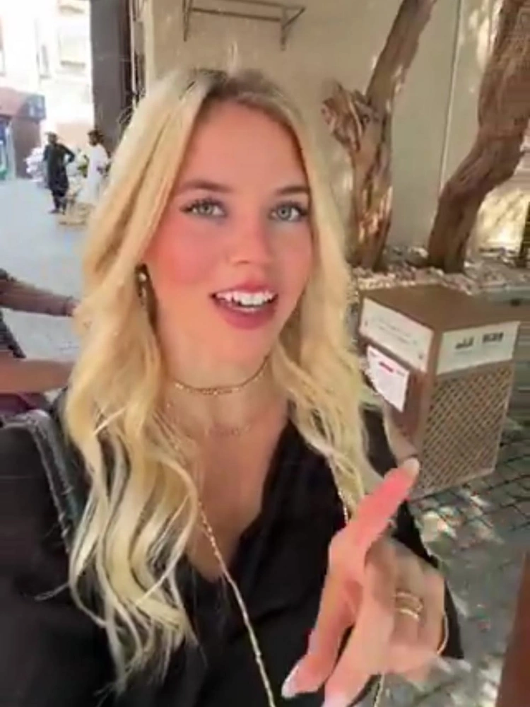 سائحة أجنبية, جدة التاريخية, جولة , القطط , مقطع فيديو